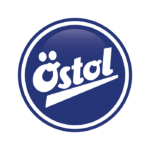 Östol Logo: Blaues, rundes Logo mit weißer Schrift „Östol“ in einer kühnen, kursiven Schriftart, mit einer diagonalen Linie darunter.