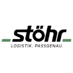 Stöhr Logo: Schwarzer Schriftzug „stöhr“ in moderner, schräger Typografie mit grünen horizontalen Linien an beiden Seiten. Darunter der Slogan „LOGISTIK. PASSGENAU.“ in Großbuchstaben.