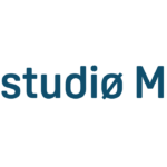 studio M Logo: Dunkelblauer Schriftzug „studio M“ in einer schlichten, modernen Schrift mit einem durchgestrichenen „ø“.